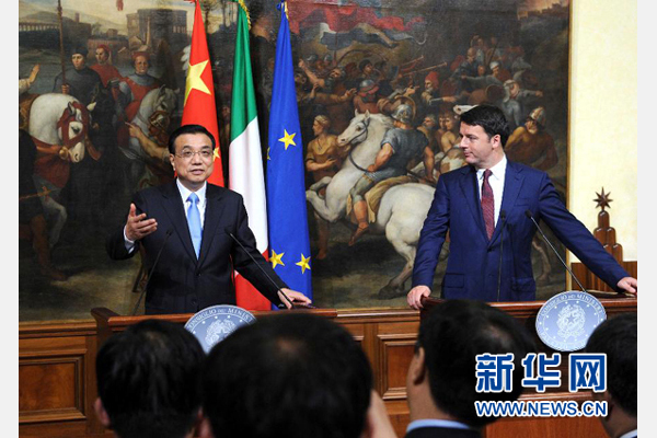 10月14日，中國國務(wù)院總理李克強(qiáng)與意大利總理倫齊在羅馬舉行會談后共同會見記者。 新華社記者 饒愛民 攝 