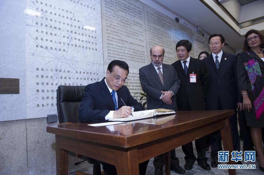 10月15日，中國(guó)國(guó)務(wù)院總理李克強(qiáng)在羅馬會(huì)見(jiàn)聯(lián)合國(guó)糧農(nóng)組織總干事格拉齊亞諾。這是李克強(qiáng)抵達(dá)后在貴賓簿上簽字。 新華社記者 王曄 攝