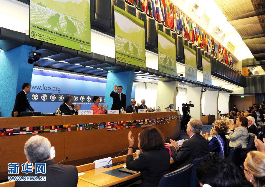 10月15日，中國國務院總理李克強在格拉齊亞諾總干事的陪同下在位于羅馬的聯(lián)合國糧農(nóng)組織總部發(fā)表演講。 新華社記者 饒愛民 攝 