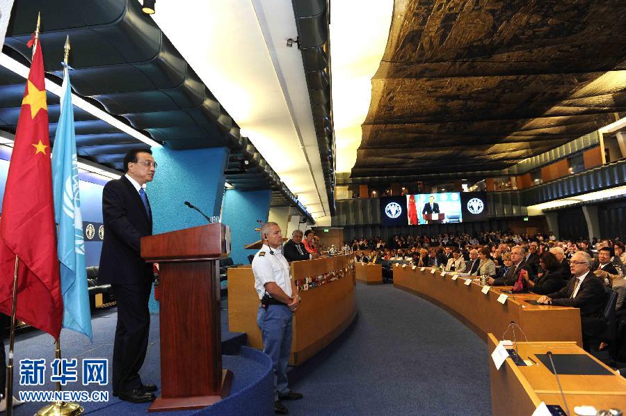 10月15日，中國國務院總理李克強在格拉齊亞諾總干事的陪同下在位于羅馬的聯(lián)合國糧農(nóng)組織總部發(fā)表演講。 新華社記者 饒愛民 攝 