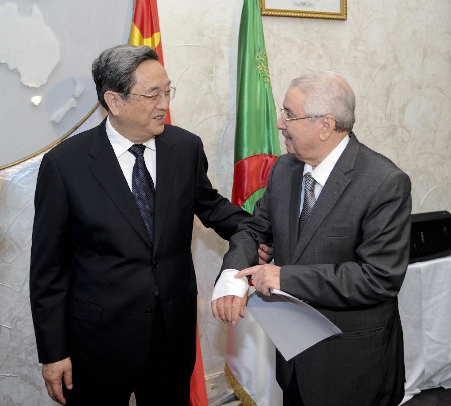 11月1日，正在阿爾及利亞進行正式友好訪問的全國政協(xié)主席俞正聲在阿爾及爾與阿民族院議長本&middot;薩拉赫舉行會談。這是俞正聲親切詢問本&middot;薩拉赫的手傷情況。新華社記者 張鐸 攝 