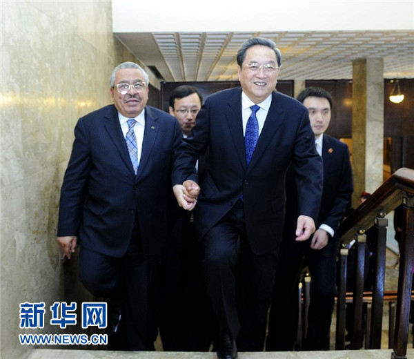 11月9日，正在約旦進(jìn)行正式友好訪問的全國(guó)政協(xié)主席俞正聲在安曼與約旦參議長(zhǎng)拉瓦比德進(jìn)行會(huì)談。這是會(huì)談前，俞正聲與拉瓦比德攜手步入會(huì)場(chǎng)。新華社記者 張鐸 攝 