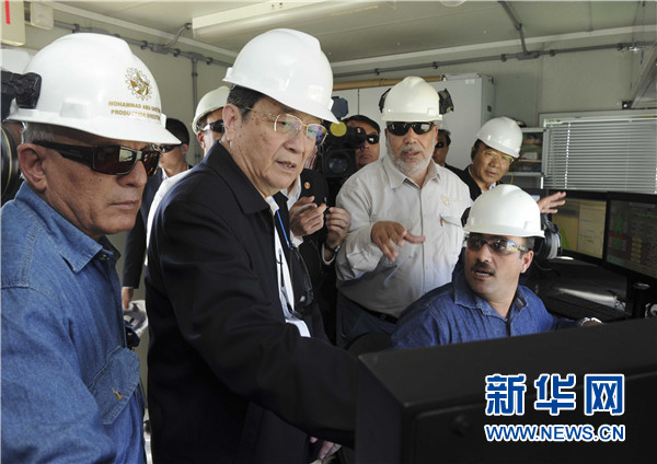 11月8日，正在約旦進(jìn)行正式友好訪問的全國(guó)政協(xié)主席俞正聲在安曼參觀阿拉伯鉀肥公司。這是俞正聲在采鹽船上仔細(xì)詢問開采情況。 新華社記者 張鐸 攝