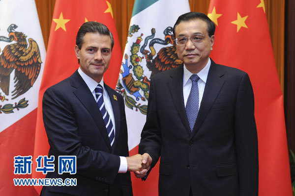 11月11日，國(guó)務(wù)院總理李克強(qiáng)在北京人民大會(huì)堂會(huì)見來(lái)華進(jìn)行國(guó)事訪問(wèn)并出席亞太經(jīng)合組織第二十二次領(lǐng)導(dǎo)人非正式會(huì)議的墨西哥總統(tǒng)培尼亞。新華社記者張鐸攝