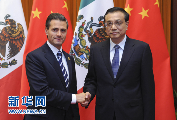 11月11日，國(guó)務(wù)院總理李克強(qiáng)在北京人民大會(huì)堂會(huì)見來(lái)華進(jìn)行國(guó)事訪問(wèn)并出席亞太經(jīng)合組織第二十二次領(lǐng)導(dǎo)人非正式會(huì)議的墨西哥總統(tǒng)培尼亞。新華社記者張鐸 攝 