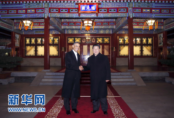 11月11日晚，國家主席習(xí)近平在中南海同美國總統(tǒng)奧巴馬舉行會晤。這是兩國元首在瀛臺涵元殿前握手。 新華社記者鞠鵬攝