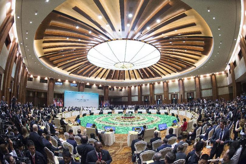  11月13日，中國國務(wù)院總理李克強(qiáng)在緬甸內(nèi)比都出席第九屆東亞峰會(huì)。 新華社記者 王曄 攝