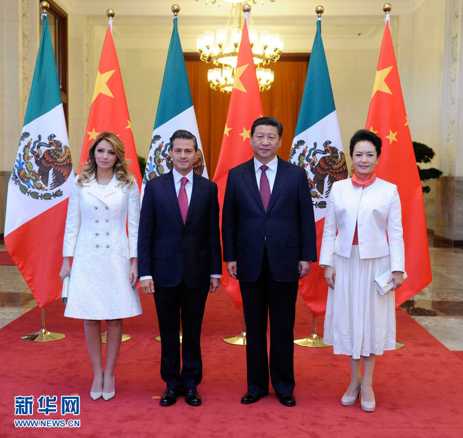 11月13日，國家主席習近平在北京人民大會堂北大廳舉行儀式，歡迎墨西哥總統(tǒng)培尼亞對中國進行國事訪問。這是習近平和夫人彭麗媛同培尼亞夫婦合影。 新華社記者 張鐸 攝