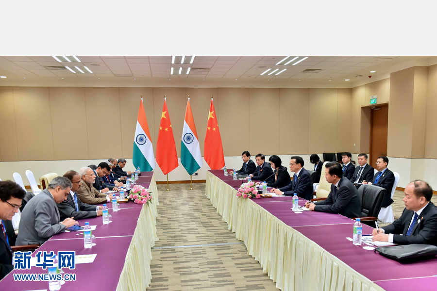 11月13日，中國(guó)國(guó)務(wù)院總理李克強(qiáng)在緬甸內(nèi)比都會(huì)見(jiàn)印度總理莫迪。 新華社記者 李濤 攝