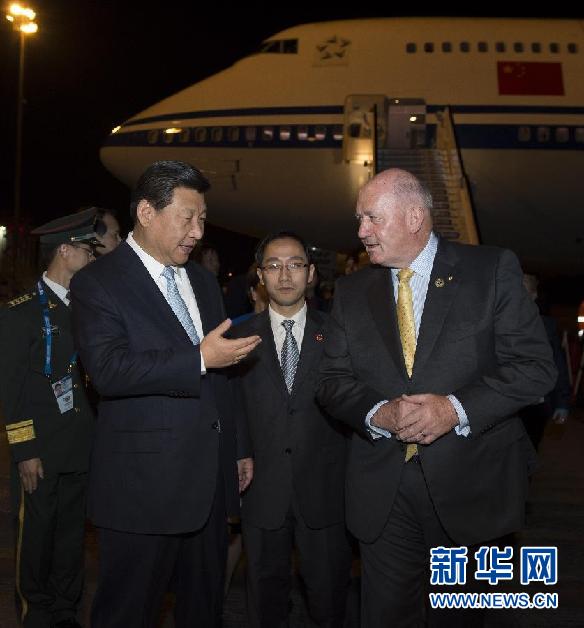 11月14日，中國(guó)國(guó)家主席習(xí)近平抵達(dá)布里斯班，出席二十國(guó)集團(tuán)領(lǐng)導(dǎo)人第九次峰會(huì)，并對(duì)澳大利亞進(jìn)行國(guó)事訪問(wèn)。這是習(xí)近平在機(jī)場(chǎng)受到澳大利亞聯(lián)邦總督科斯格羅夫的迎接。新華社記者 李學(xué)仁 攝