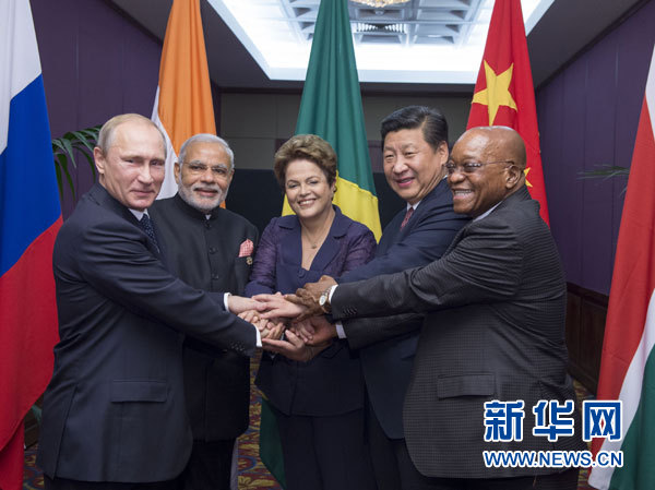 11月15日，金磚國家領(lǐng)導(dǎo)人非正式會晤在澳大利亞布里斯班舉行，中國國家主席習(xí)近平、巴西總統(tǒng)羅塞夫、俄羅斯總統(tǒng)普京、印度總理莫迪、南非總統(tǒng)祖馬出席。這是五國領(lǐng)導(dǎo)人在會晤前合影。新華社記者李學(xué)仁攝