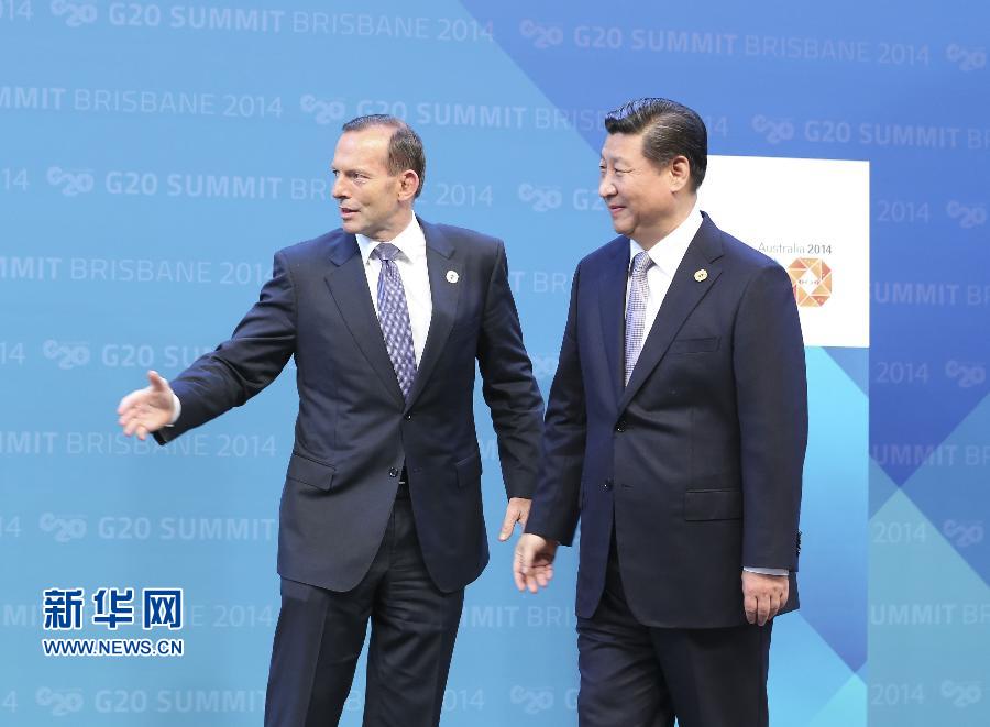 11月15日，二十國集團領(lǐng)導人第九次峰會在澳大利亞布里斯班舉行。國家主席習近平出席會議并發(fā)表題為《推動創(chuàng)新發(fā)展實現(xiàn)聯(lián)動增長》的重要講話。這是澳大利亞總理阿博特迎接習近平主席。 新華社記者 丁林 攝