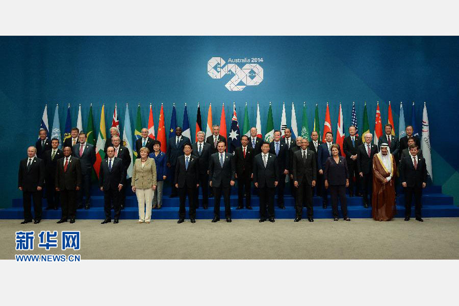 11月15日，二十國集團領(lǐng)導人第九次峰會在澳大利亞布里斯班舉行。國家主席習近平出席會議并發(fā)表題為《推動創(chuàng)新發(fā)展實現(xiàn)聯(lián)動增長》的重要講話。這是習近平主席同與會領(lǐng)導人合影。 新華社記者 馬占成 攝