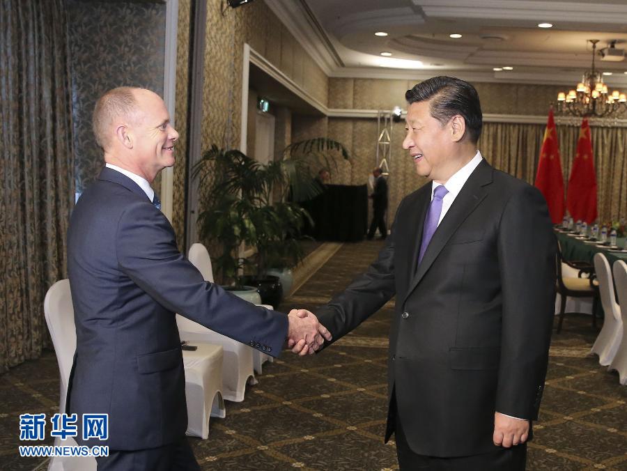 11月16日，國(guó)家主席習(xí)近平在布里斯班會(huì)見(jiàn)澳大利亞昆士蘭州州長(zhǎng)紐曼。 新華社記者丁林?jǐn)z 