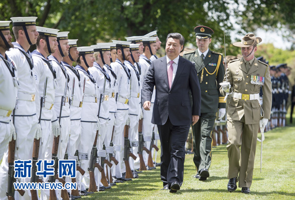 11月17日，中國(guó)國(guó)家主席習(xí)近平在堪培拉會(huì)見(jiàn)澳大利亞總督科斯格羅夫。會(huì)見(jiàn)前，科斯格羅夫在總督府草坪為習(xí)近平舉行隆重歡迎儀式。新華社記者謝環(huán)馳 攝 