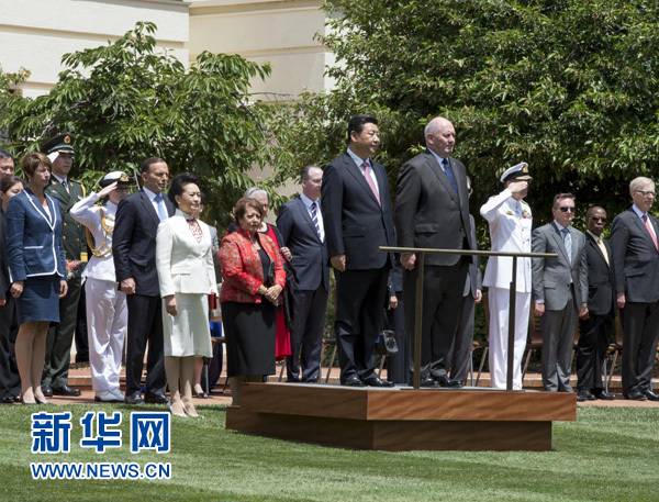 11月17日，中國(guó)國(guó)家主席習(xí)近平在堪培拉會(huì)見(jiàn)澳大利亞總督科斯格羅夫。會(huì)見(jiàn)前，科斯格羅夫在總督府草坪為習(xí)近平舉行隆重歡迎儀式。習(xí)近平和夫人彭麗媛抵達(dá)時(shí)，受到科斯格羅夫總督夫婦熱情迎接。新華社記者李學(xué)仁 攝 