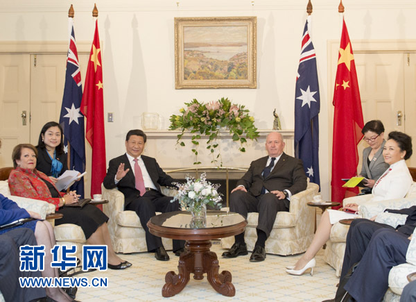 11月17日，中國(guó)國(guó)家主席習(xí)近平在堪培拉會(huì)見(jiàn)澳大利亞總督科斯格羅夫。會(huì)見(jiàn)前，科斯格羅夫在總督府草坪為習(xí)近平舉行隆重歡迎儀式。習(xí)近平和夫人彭麗媛抵達(dá)時(shí)，受到科斯格羅夫總督夫婦熱情迎接。新華社記者黃敬文 攝 