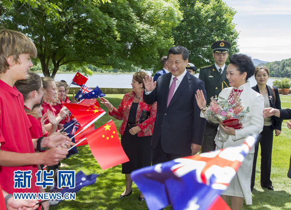 11月17日，中國(guó)國(guó)家主席習(xí)近平在堪培拉會(huì)見(jiàn)澳大利亞總督科斯格羅夫。會(huì)見(jiàn)前，科斯格羅夫在總督府草坪為習(xí)近平舉行隆重歡迎儀式。習(xí)近平和夫人彭麗媛抵達(dá)時(shí)，受到科斯格羅夫總督夫婦熱情迎接。新華社記者謝環(huán)馳 攝 