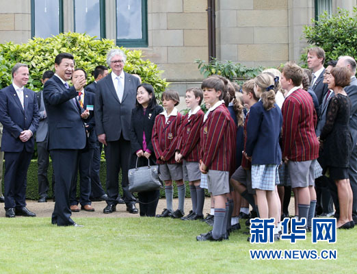 11月18日，國家主席習(xí)近平在澳大利亞塔斯馬尼亞州與朗塞斯頓市斯科奇－歐克伯恩小學(xué)的小學(xué)生共同植樹。新華社記者 姚大偉 攝