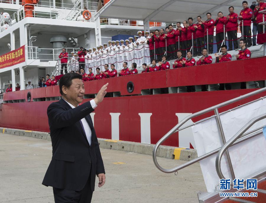 11月18日，正在澳大利亞塔斯馬尼亞州首府霍巴特訪問的中國(guó)國(guó)家主席習(xí)近平在澳大利亞總理阿博特陪同下參觀南極科考項(xiàng)目并慰問兩國(guó)科考人員。這是習(xí)近平在霍巴特港看望正在這里補(bǔ)給的&ldquo;雪龍&rdquo;號(hào)全體科考人員。新華社記者李學(xué)仁攝 