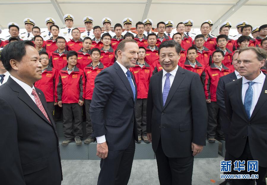 11月18日，正在澳大利亞塔斯馬尼亞州首府霍巴特訪問的中國(guó)國(guó)家主席習(xí)近平在澳大利亞總理阿博特陪同下參觀南極科考項(xiàng)目并慰問兩國(guó)科考人員。新華社記者李學(xué)仁攝 