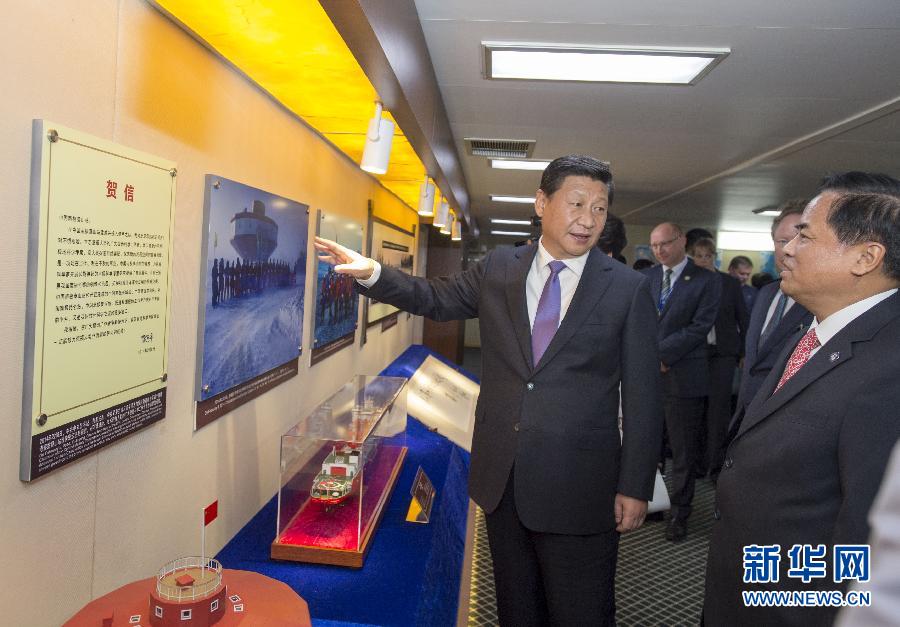 這是習(xí)近平參觀中國(guó)極地考察30周年圖片展。新華社記者李學(xué)仁攝 