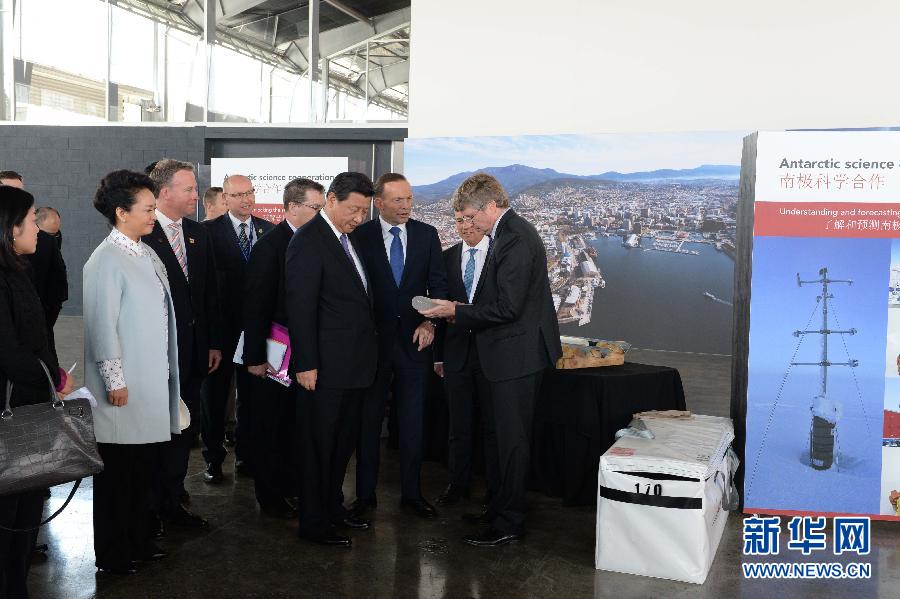 這是習(xí)近平和阿博特觀看采集的冰樣。新華社記者 馬占成 攝 