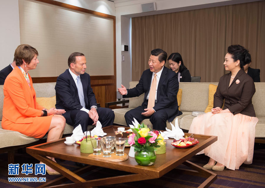 11月19日，國家主席習近平結束對澳大利亞的國事訪問。離開悉尼前，澳大利亞總理阿博特夫婦專門到習近平下榻飯店同習近平和夫人彭麗媛親切話別。新華社記者 黃敬文 攝