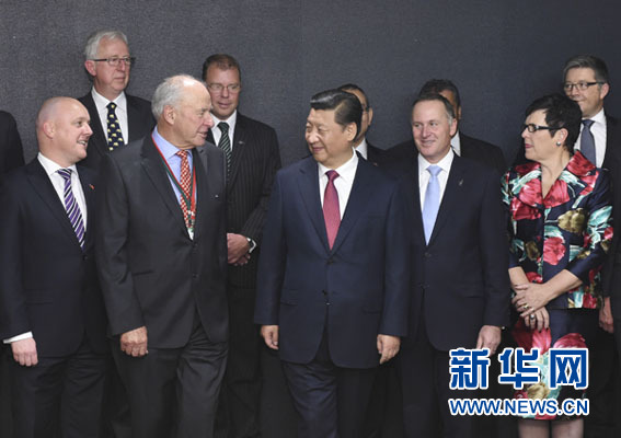 11月21日，中國國家主席習(xí)近平在奧克蘭和新西蘭總理約翰&middot;基共同出席中國－新西蘭市長論壇啟動(dòng)儀式，并在啟動(dòng)儀式后會(huì)見&ldquo;新中關(guān)系促進(jìn)委員會(huì)&rdquo;主要成員。新華社記者馬占成攝