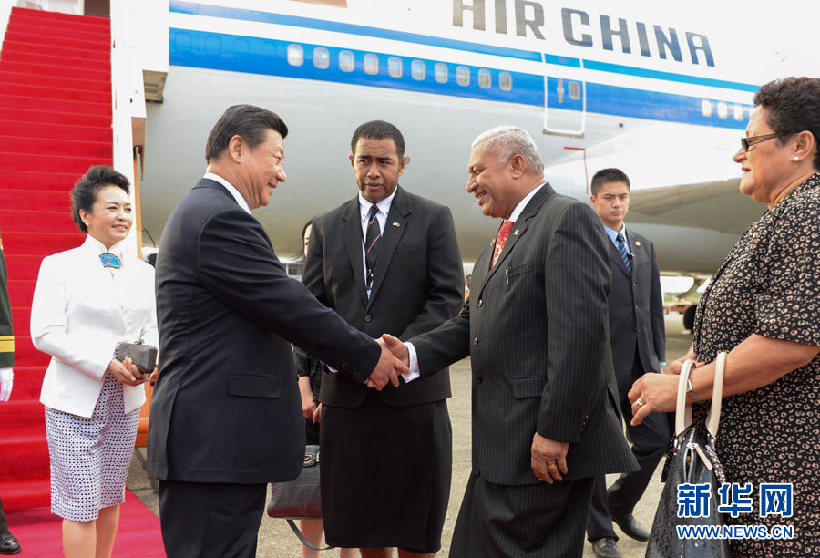 11月21日，國家主席習近平抵達楠迪，開始對斐濟進行國事訪問并將同太平洋建交島國領(lǐng)導(dǎo)人舉行會晤。斐濟總理姆拜尼馬拉馬夫婦在舷梯旁迎接習近平和夫人彭麗媛。新華社記者李學仁攝 