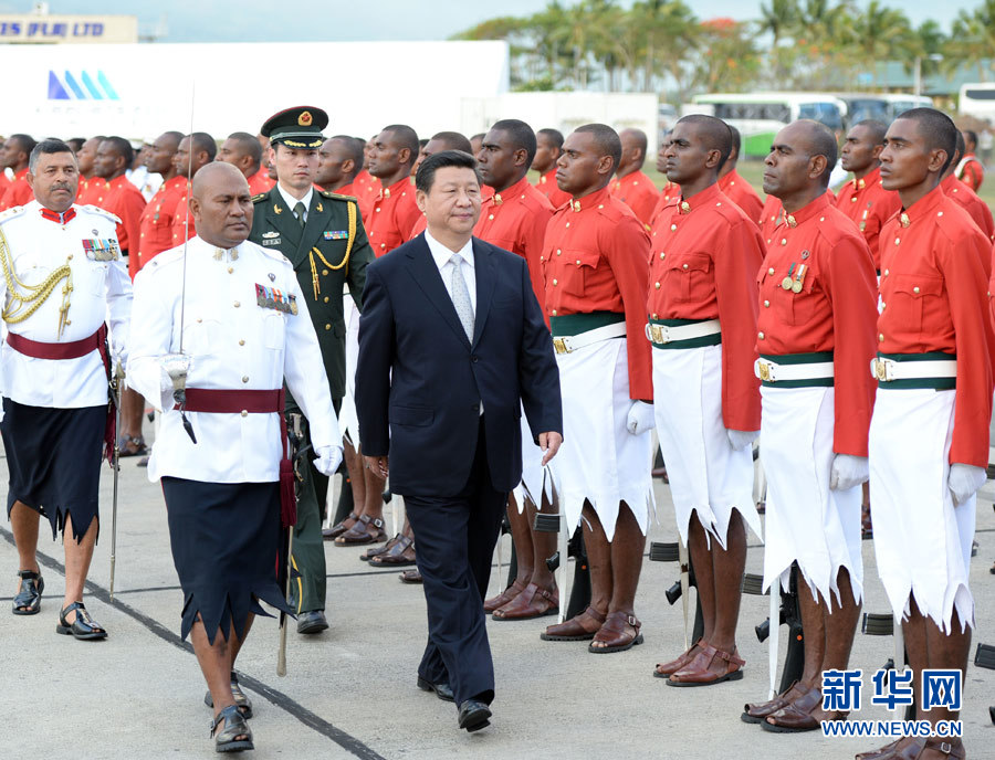 11月21日，國家主席習近平抵達楠迪，開始對斐濟進行國事訪問并將同太平洋建交島國領(lǐng)導(dǎo)人舉行會晤。這是習近平主席在機場出席斐濟總理姆拜尼馬拉馬舉行的隆重歡迎儀式。 新華社記者馬占成攝 