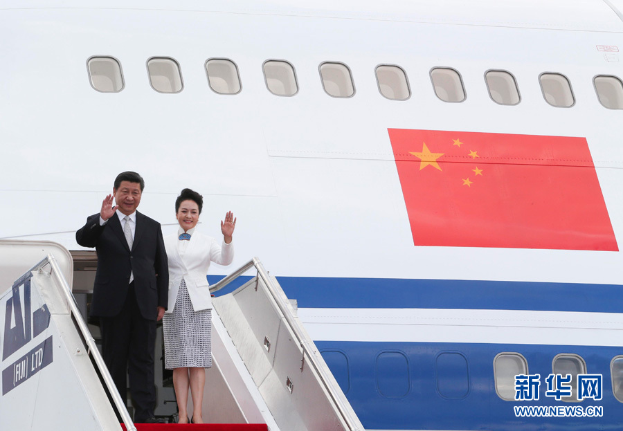 11月21日，國家主席習近平抵達楠迪，開始對斐濟進行國事訪問并將同太平洋建交島國領(lǐng)導(dǎo)人舉行會晤。 這是習近平和夫人彭麗媛步出機艙。新華社記者丁林攝 