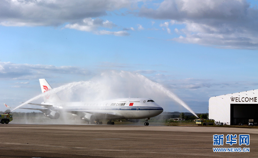  11月21日，國家主席習近平抵達楠迪，開始對斐濟進行國事訪問并將同太平洋建交島國領(lǐng)導(dǎo)人舉行會晤。圖為習近平乘坐的專機在楠迪國際機場跑道上滑行穿過&ldquo;水門&rdquo;，這是當?shù)亟o予最尊貴客人的禮遇，表達為客人&ldquo;洗塵&rdquo;。 新華社記者丁林攝 