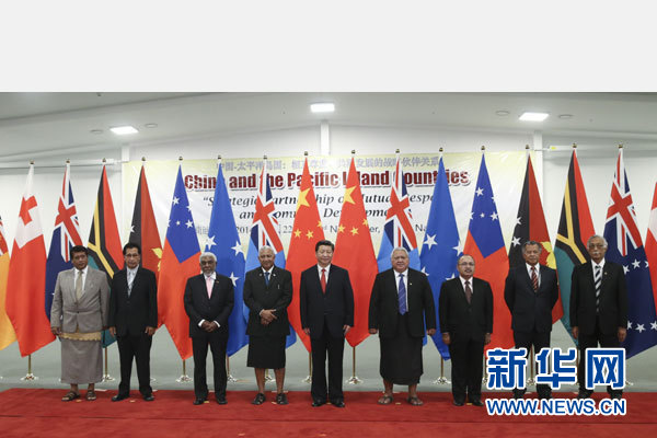 11月22日，國(guó)家主席習(xí)近平在楠迪同斐濟(jì)總理姆拜尼馬拉馬、密克羅尼西亞聯(lián)邦總統(tǒng)莫里、薩摩亞總理圖伊拉埃帕、巴布亞新幾內(nèi)亞總理奧尼爾、瓦努阿圖總理納圖曼、庫(kù)克群島總理普納、湯加首相圖伊瓦卡諾、紐?？偫硭忍窖髰u國(guó)領(lǐng)導(dǎo)人舉行集體會(huì)晤。姚大偉攝