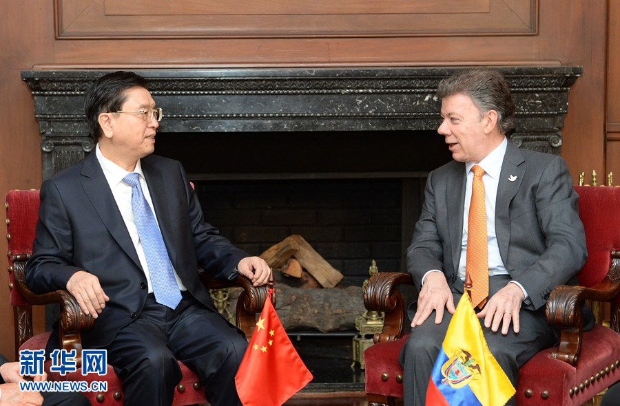 11月24日，正在哥倫比亞進(jìn)行正式友好訪問(wèn)的全國(guó)人大常委會(huì)委員長(zhǎng)張德江在波哥大會(huì)見(jiàn)哥倫比亞總統(tǒng)桑托斯。 新華社記者 劉建生 攝