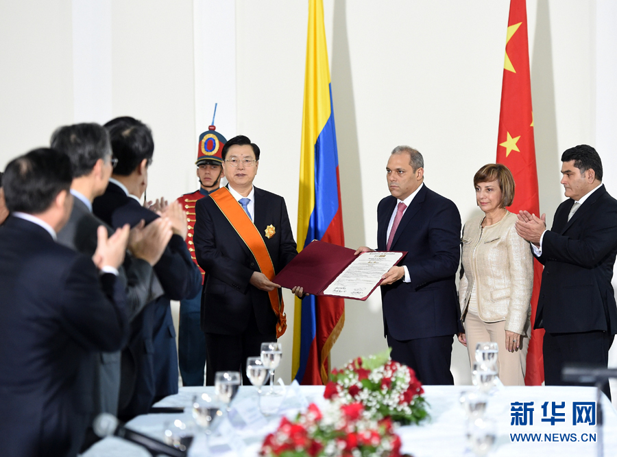 11月24日，正在哥倫比亞進(jìn)行正式友好訪問(wèn)的全國(guó)人大常委會(huì)委員長(zhǎng)張德江在波哥大與哥倫比亞國(guó)會(huì)主席兼參議長(zhǎng)納梅舉行會(huì)談。 新華社記者鞠鵬 攝