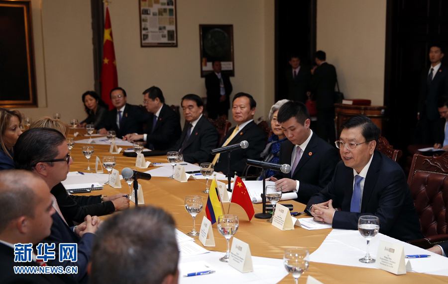 11月24日，正在哥倫比亞進(jìn)行正式友好訪問(wèn)的全國(guó)人大常委會(huì)委員長(zhǎng)張德江在波哥大與哥倫比亞眾議長(zhǎng)阿明舉行會(huì)談。 新華社記者 鞠鵬 攝 