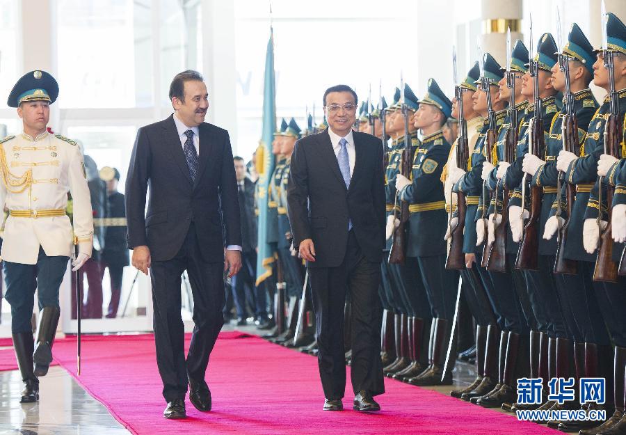 12月14日，應(yīng)哈薩克斯坦共和國(guó)總理馬西莫夫邀請(qǐng)，國(guó)務(wù)院總理李克強(qiáng)乘專(zhuān)機(jī)抵達(dá)阿斯塔納國(guó)際機(jī)場(chǎng)，開(kāi)始對(duì)哈薩克斯坦進(jìn)行正式訪(fǎng)問(wèn)，舉行中哈總理第二次定期會(huì)晤，并出席上海合作組織成員國(guó)政府首腦理事會(huì)第十三次會(huì)議。馬西莫夫到機(jī)場(chǎng)迎接李克強(qiáng)，并舉行隆重的歡迎儀式。新華社記者 黃敬文 攝