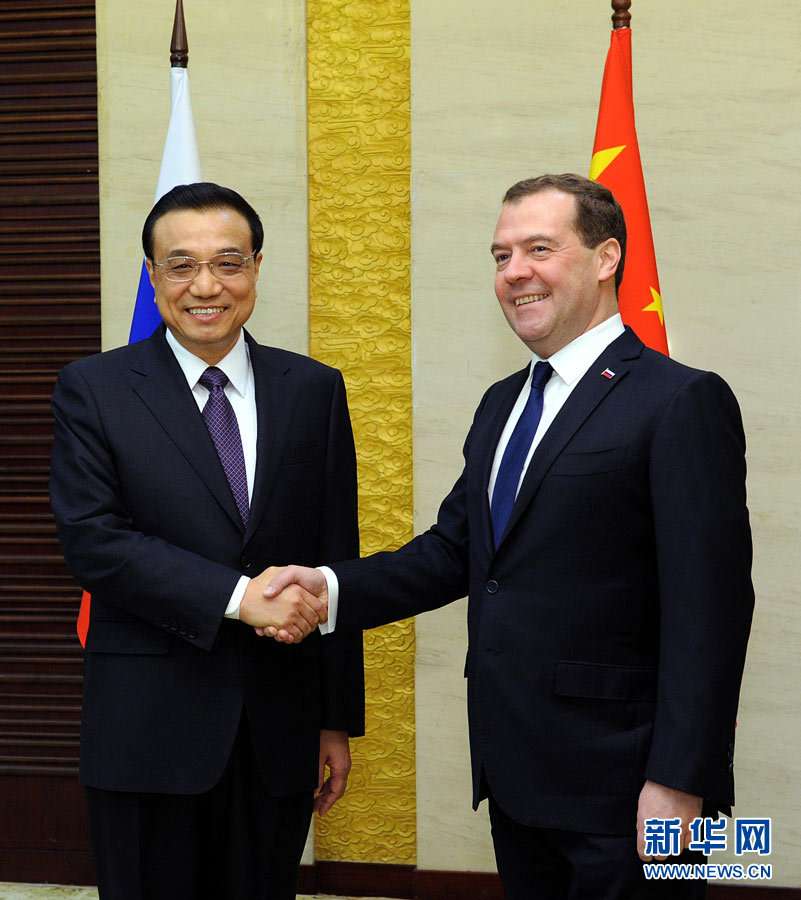 12月15日，中國國務(wù)院總理李克強(qiáng)在阿斯塔納會見俄羅斯總理梅德韋杰夫。 新華社記者 饒愛民 攝