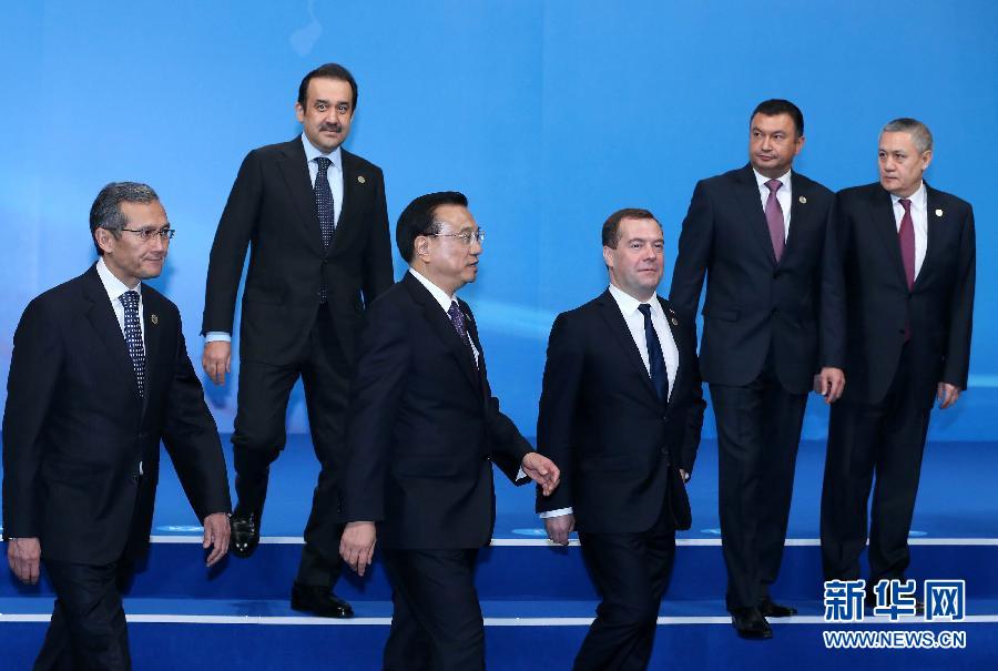 12月15日，中國(guó)國(guó)務(wù)院總理李克強(qiáng)在阿斯塔納出席上海合作組織成員國(guó)政府首腦理事會(huì)第十三次會(huì)議。這是與會(huì)領(lǐng)導(dǎo)人集體合影后走向會(huì)場(chǎng)。新華社記者 龐興雷 攝 