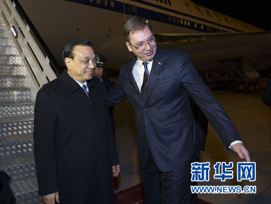 12月15日，國(guó)務(wù)院總理李克強(qiáng)抵達(dá)貝爾格萊德，出席中國(guó)－中東歐國(guó)家領(lǐng)導(dǎo)人會(huì)晤并正式訪問(wèn)塞爾維亞，塞爾維亞總理武契奇到機(jī)場(chǎng)迎接。新華社記者 黃敬文 攝