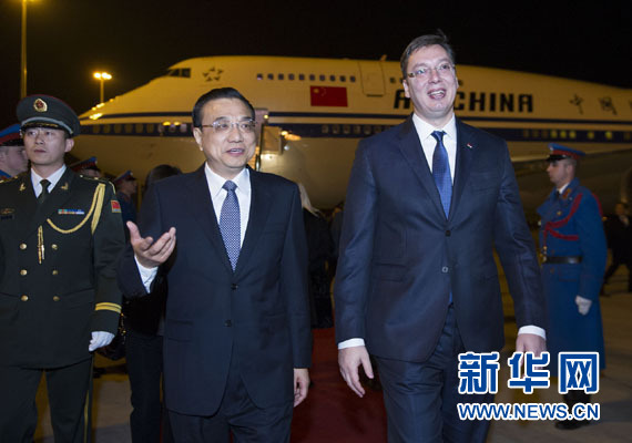 12月15日，國(guó)務(wù)院總理李克強(qiáng)抵達(dá)貝爾格萊德，出席中國(guó)－中東歐國(guó)家領(lǐng)導(dǎo)人會(huì)晤并正式訪問(wèn)塞爾維亞，塞爾維亞總理武契奇到機(jī)場(chǎng)迎接。新華社記者 黃敬文 攝