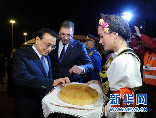 12月15日，國(guó)務(wù)院總理李克強(qiáng)抵達(dá)貝爾格萊德，出席中國(guó)－中東歐國(guó)家領(lǐng)導(dǎo)人會(huì)晤并正式訪問(wèn)塞爾維亞，塞爾維亞總理武契奇到機(jī)場(chǎng)迎接。新華社記者 饒愛(ài)民 攝