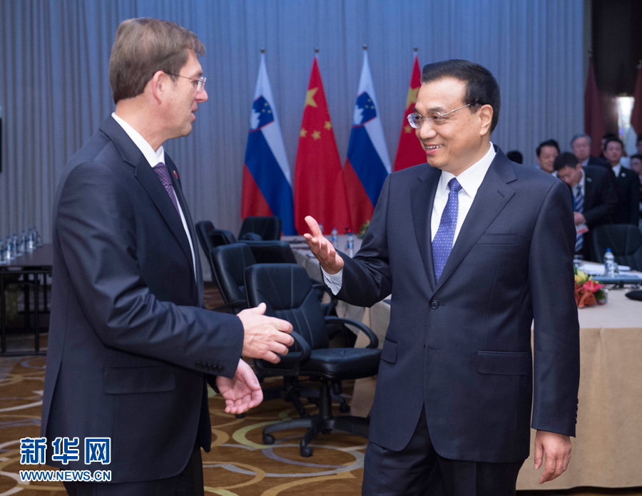 12月16日，中國國務(wù)院總理李克強在貝爾格萊德會見斯洛文尼亞總理采拉爾。 新華社記者黃敬文攝