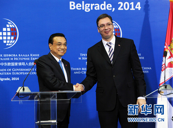 12月16日，國務(wù)院總理李克強(qiáng)在貝爾格萊德出席第三次中國-中東歐國家領(lǐng)導(dǎo)人會(huì)晤后，與塞爾維亞總理武契奇共同會(huì)見記者。 新華社記者饒愛民 攝