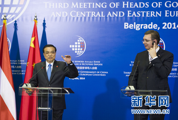 12月16日，國務(wù)院總理李克強(qiáng)在貝爾格萊德出席第三次中國-中東歐國家領(lǐng)導(dǎo)人會(huì)晤后，與塞爾維亞總理武契奇共同會(huì)見記者。 新華社記者黃敬文 攝