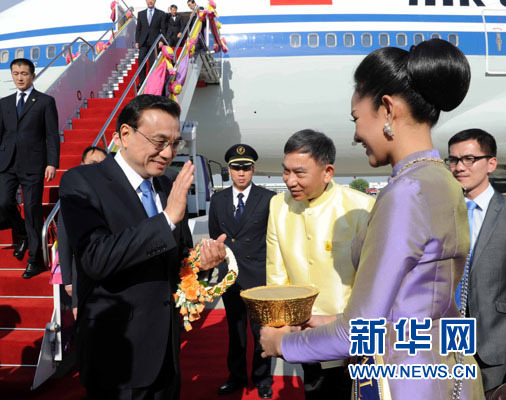 12月19日，中國國務院總理李克強抵達曼谷，出席大湄公河次區(qū)域經濟合作領導人第五次會議。新華社記者饒愛民攝