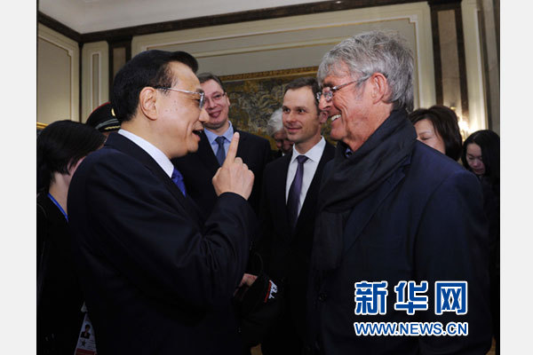 12月18日，中國國務院總理李克強在貝爾格萊德市政廳接受&ldquo;貝爾格萊德榮譽市民&rdquo;證書，塞爾維亞總理武契奇陪同出席。隨后，李克強同塞各界知名人士親切會見并互動交流。這是李克強同著名足球教練米盧蒂諾維奇親切交談。新華社記者 饒愛民 攝