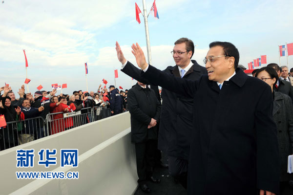 12月18日，中國國務(wù)院總理李克強(qiáng)在貝爾格萊德同塞爾維亞總理武契奇共同出席貝爾格萊德跨多瑙河大橋竣工儀式。這是李克強(qiáng)與武契奇在儀式現(xiàn)場向塞爾維亞群眾揮手致意。新華社記者 饒愛民 攝