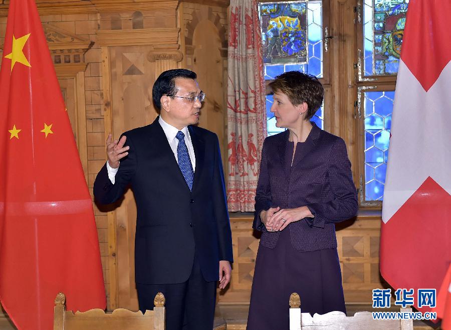 1月21日，國(guó)務(wù)院總理李克強(qiáng)在達(dá)沃斯同瑞士聯(lián)邦主席索馬魯加舉行會(huì)談。這是會(huì)談結(jié)束后，李克強(qiáng)與索馬魯加共同出席雙邊金融、食品、藥品、科研、人員往來(lái)等領(lǐng)域合作文件簽字儀式。新華社記者 李濤 攝